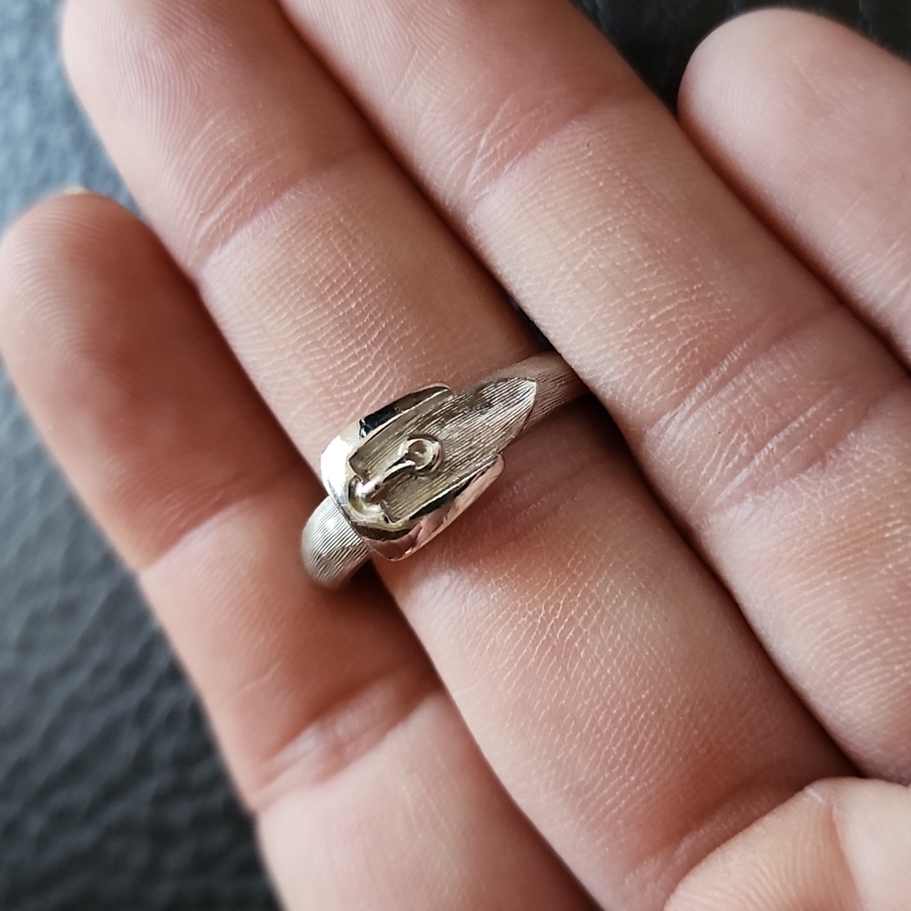 Avon ring- size 8 - Picture 3 of 8